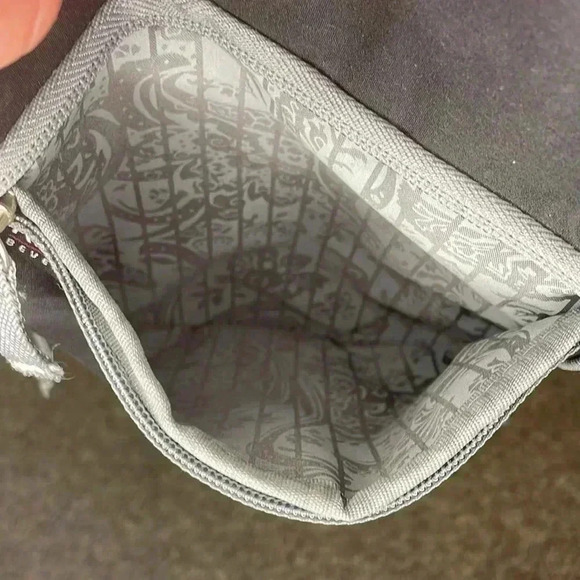 Ricardo Beverly Hills Black & Gray Travel Vacation Toiletry Bag - Picture 9 of 10